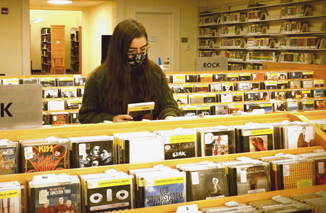 Usuario de la biblioteca navegando en Lakewood Public Library